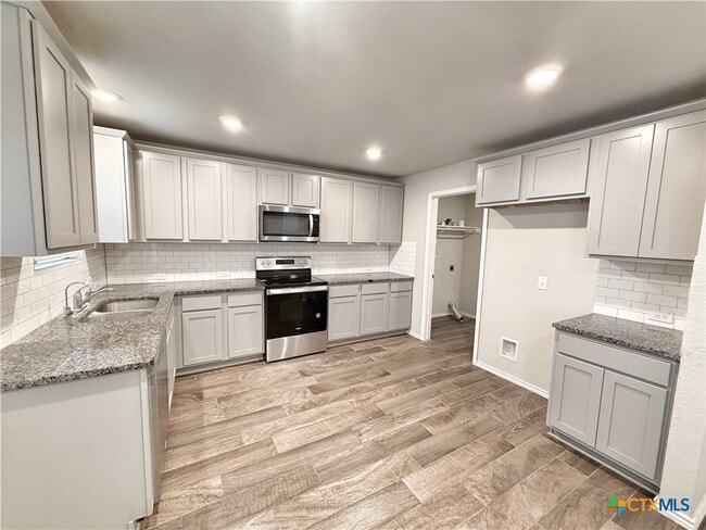 Building Photo - 2432 Ayers Dr