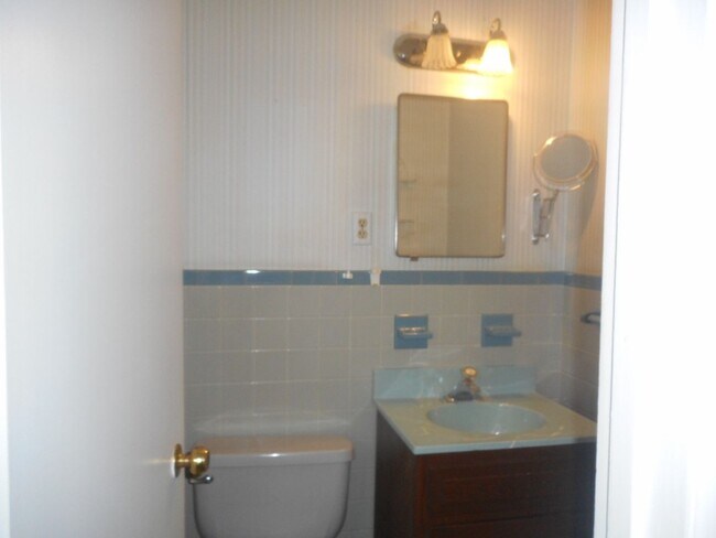 Building Photo - 4 Fairway Ln