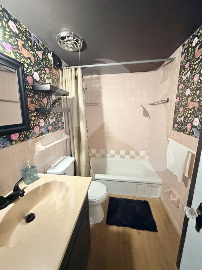 Building Photo - "Furnished 2-Bedroom Enid Retreat with Vintage Charm!"