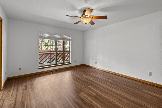 Building Photo - 103 E Miller Ct