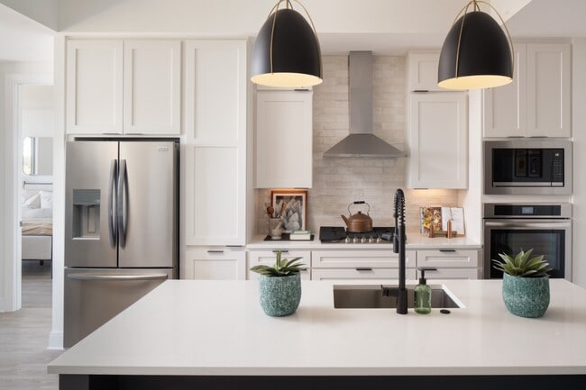 Building Photo - Oro Ballantyne