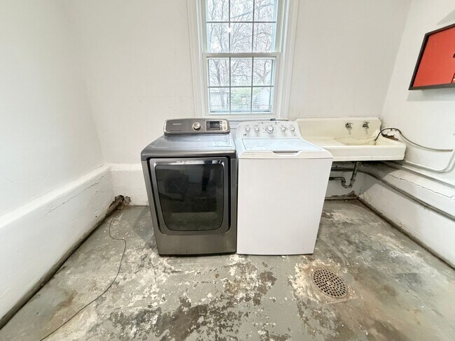 Building Photo - 825 Parkway Dr