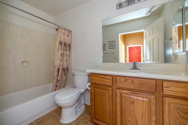 Building Photo - 1141 W Tenniel Dr