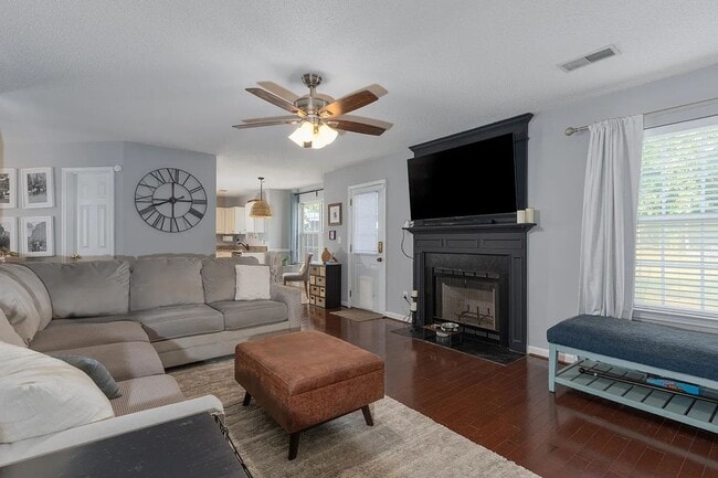 Building Photo - Spacious home located in the beautiful and...
