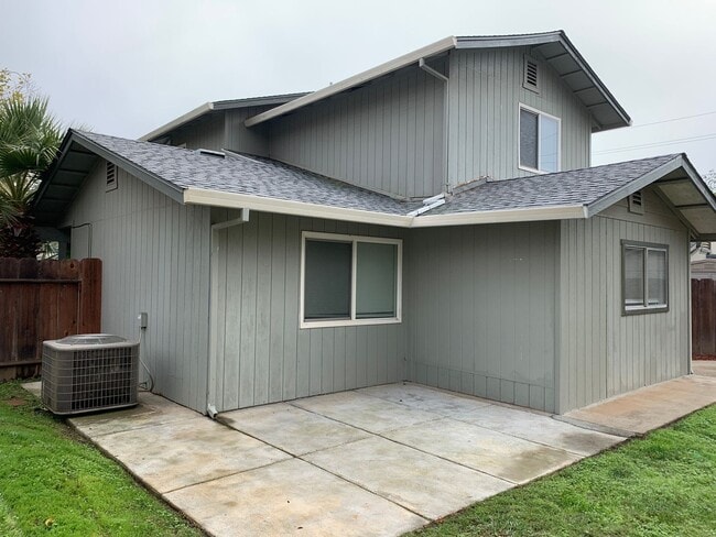 Building Photo - Super clean and move-in ready 3 Bedroom, 2 Bath!!