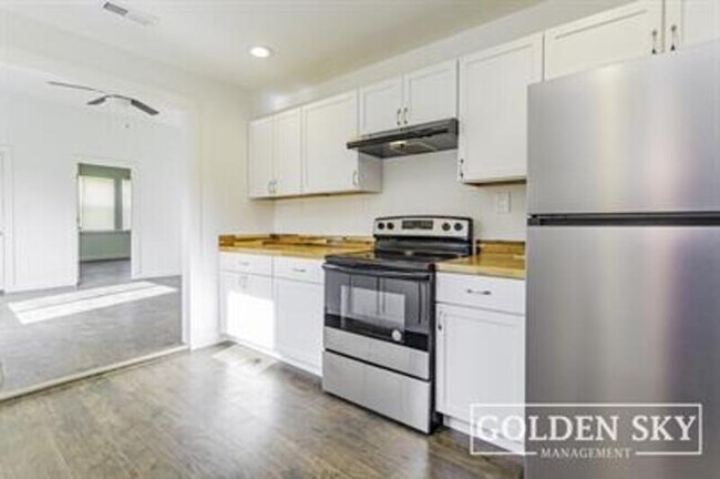 Building Photo - 820 S Hackley St