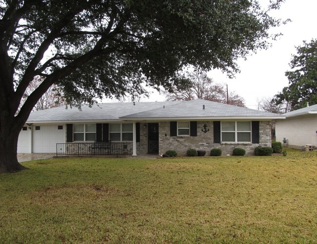 Primary Photo - CHARMING HOME NEAR SCOTT AND WHITE