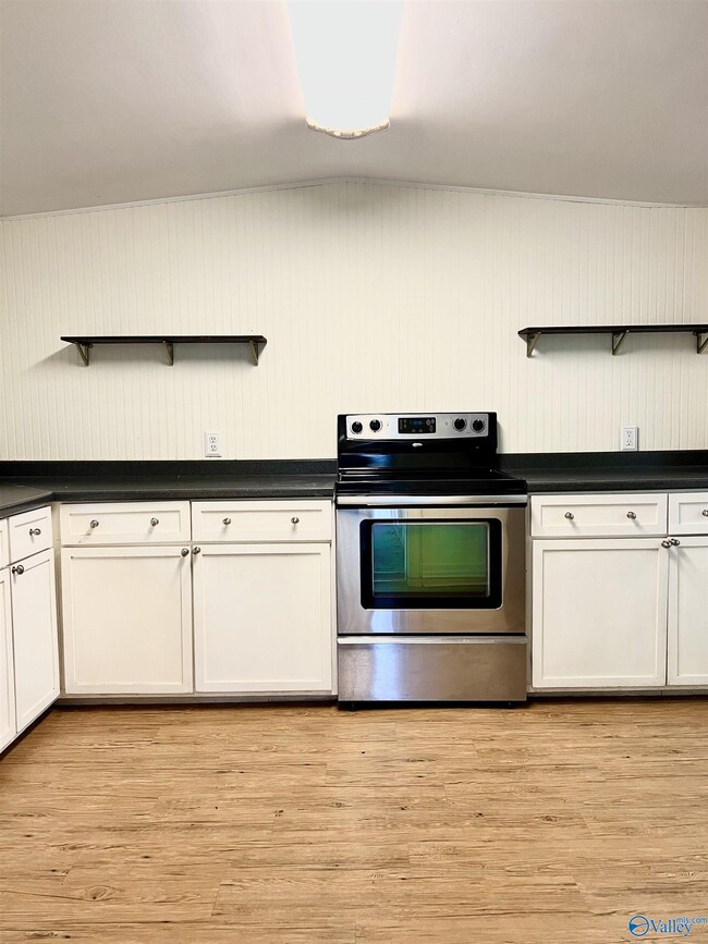 Building Photo - 2019 Vanderbilt Dr SW