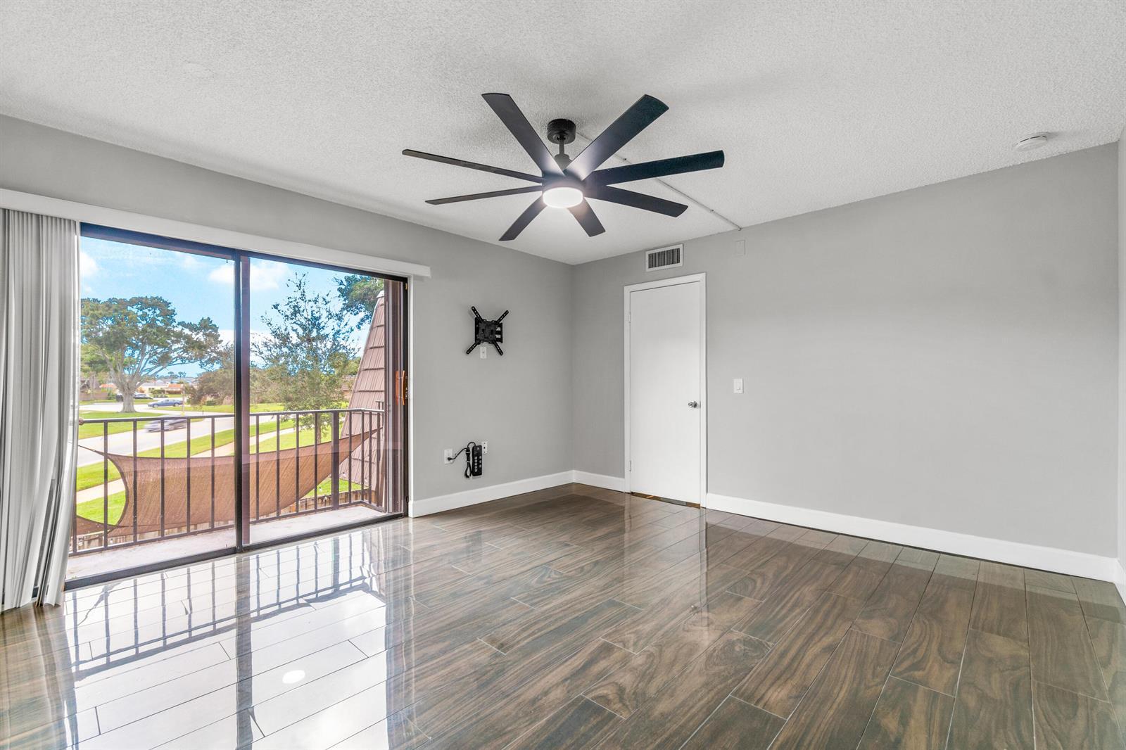 Building Photo - 1015 10th Ct