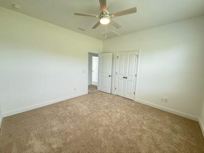 Building Photo - 3 Bedroom 2.5 Bath House in Hawthorne Land...