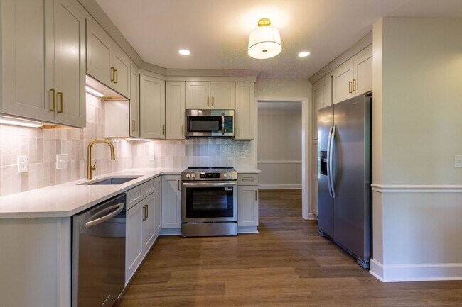 Building Photo - Charming Cul-de-Sac Home with Porch Swing & Wooded Views – 15 Mins from Nashville!
