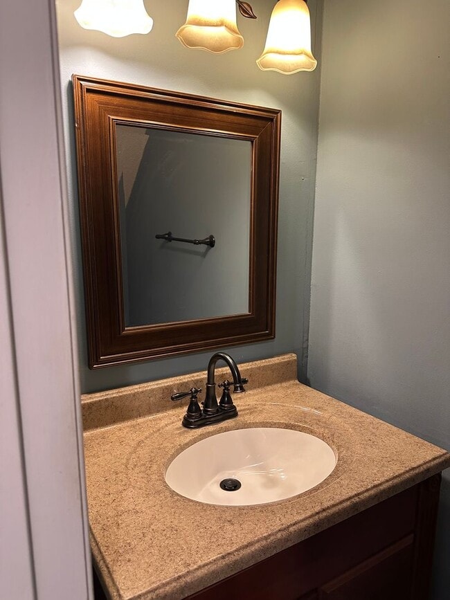 Building Photo - 3 bedroom, 2.5 bathroom townhouse in Stone...