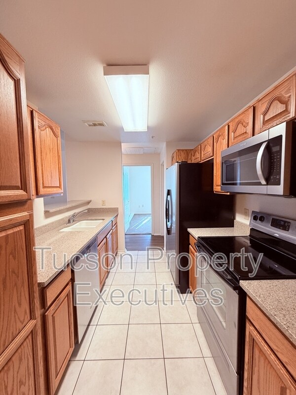 Building Photo - 2550 E River Rd