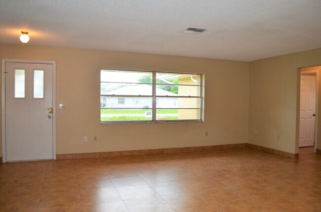 Building Photo - Beautiful Home in a Great Neighborhood!