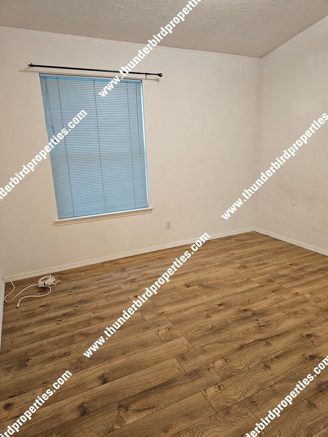 Building Photo - 3 bedroom, 2 baths  with great backyard oa...