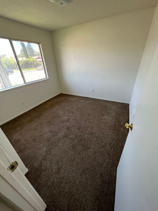 Building Photo - 4 bedroom 2 bath,  fenced yard w/ fruit tr...