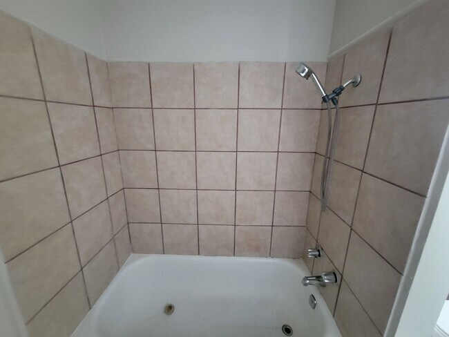 Building Photo - Charming 2-Bedroom Upstairs Apartment off ...