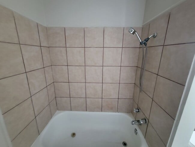Building Photo - Charming Upstairs Apartment off Fairfield
