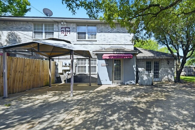 Building Photo - 1901 Woodsman Dr