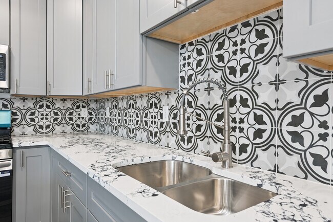 Building Photo - 305 N Graham**