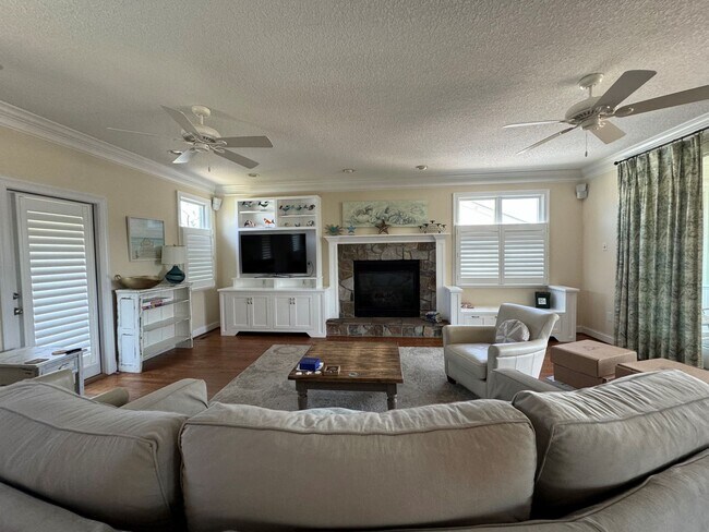 Building Photo - Immaculate 4 bedroom 3.5 bath Home at North End