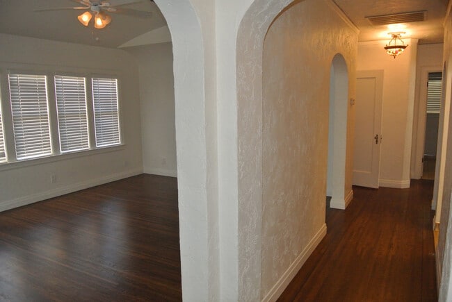 Building Photo - **COMING SOON!!** Spacious 2 Bedroom, 1 Bathroom Home near Convenient Old Town Pittsburg