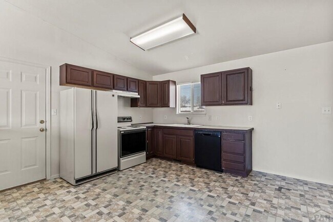 Building Photo - 3 Bed Home in Pueblo West with huge yard!