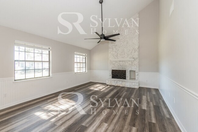 Building Photo - This charming 3BR 2BA home is ready to welcome you home