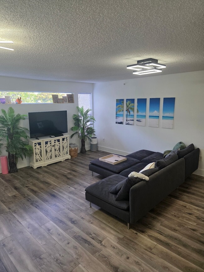 Building Photo - 8870 Colonnades Ct W