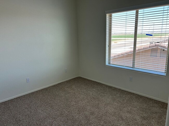 Building Photo - SAGUARO POOL HOME!