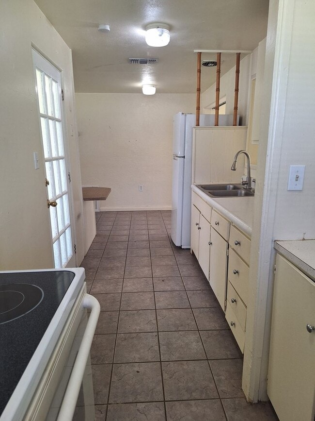 Building Photo - 2BR 1.5BA SINGLE FAMILY HOME-EDGEWATER