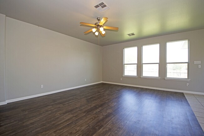 Building Photo - Large Home in Northeast Austin!