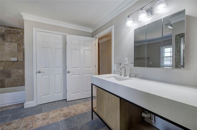 Building Photo - 838 Spring Place Rd NE