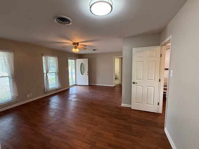 Building Photo - 7 Maple Ln