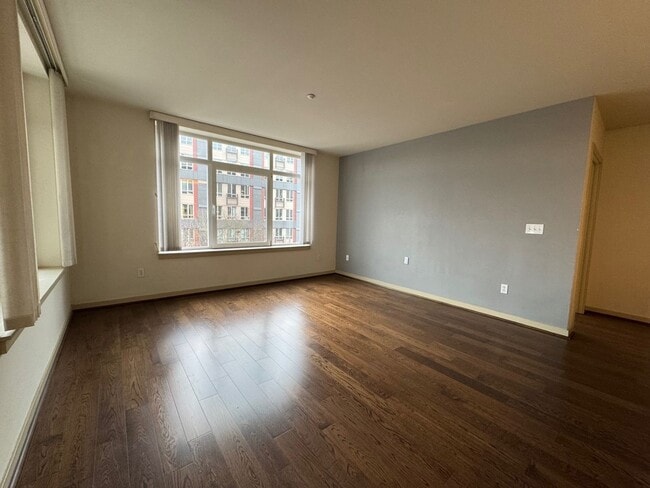Building Photo - Spacious 2 bed 2 bath, 1000+ sq ft. condo on Market St in Ballard