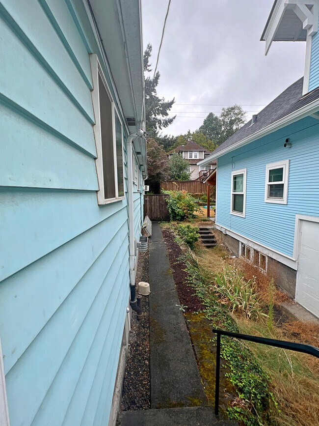 Building Photo - 3385 SE 10th Ave