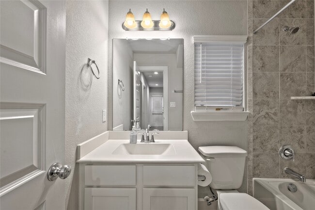 Building Photo - 11915 Oakmont Valley Trace