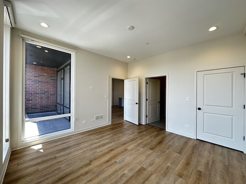 Building Photo - 6340 W Belmont Ave