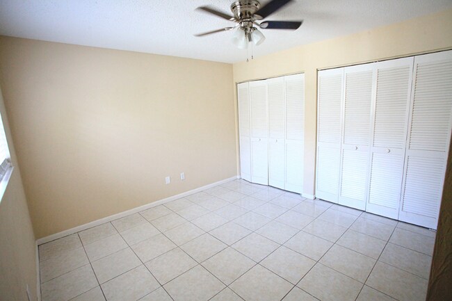 Building Photo - 4 Lake Forest Pl