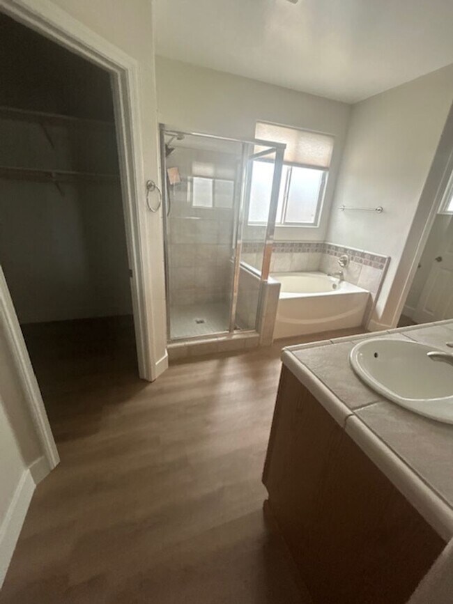 Building Photo - 4 Bedroom 2 Bathroom in SE Visalia with Po...