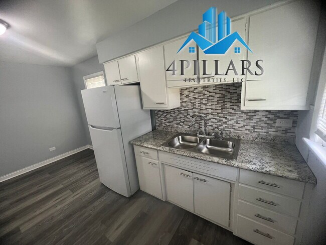 Building Photo - "Charming 2-Bedroom Gem with Finished Basement & Gleaming Hardwood Floors in Hammond!"