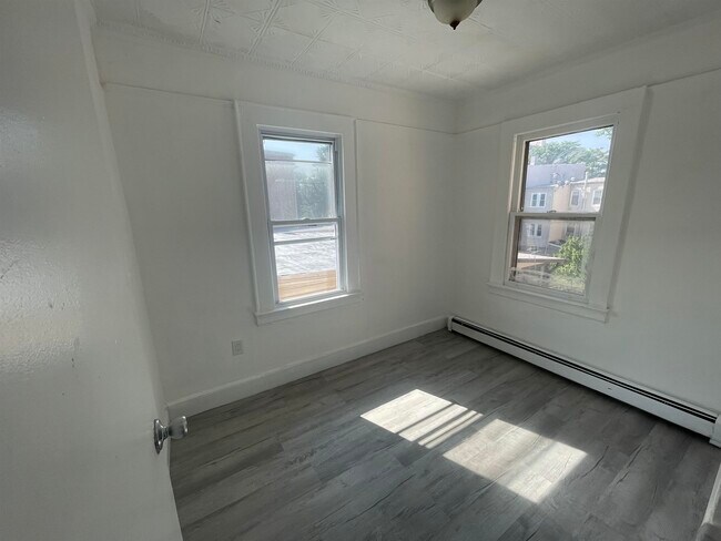 Building Photo - 719 8th St