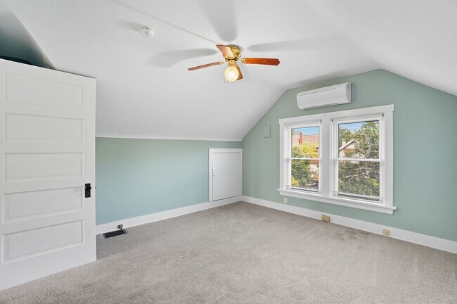 Building Photo - 6 Bed/3 Bath Remodeled Hyde Park Home w/Ce...