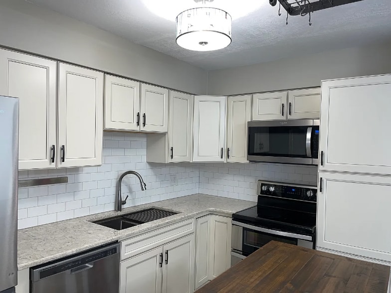 Building Photo - 1010 Country Club Rd