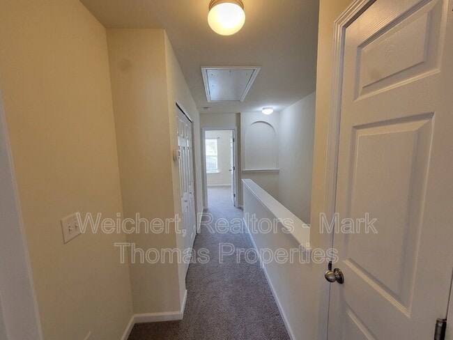 Building Photo - 100-251 Stratford Lakes Dr