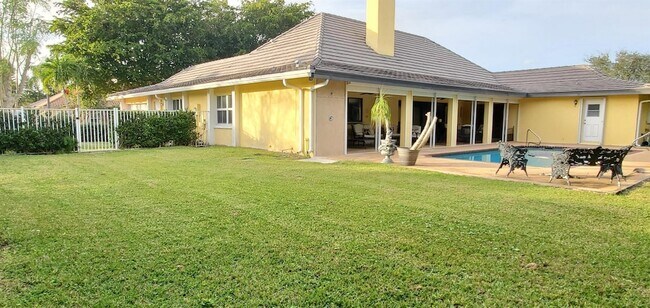 Building Photo - 2099 Greenview Cove Dr