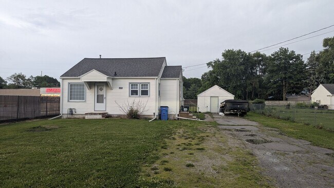 Building Photo - 2 bedroom available in Evansdale