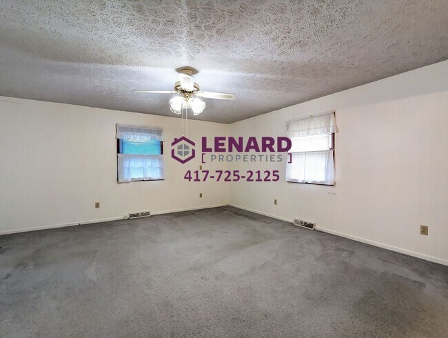 Building Photo - Spacious 3 Bedroom Home!