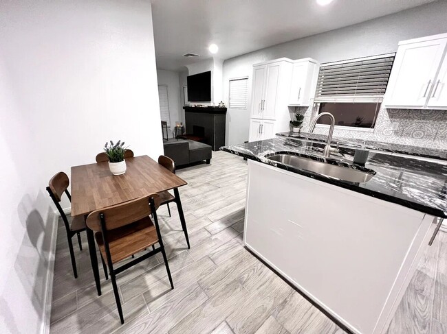 Full Kitchen with Dining Table - 3029 E Missouri Ave