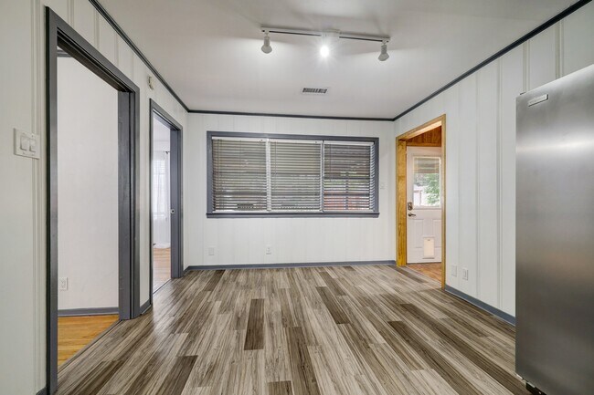 Building Photo - 5819 Anaqua Dr